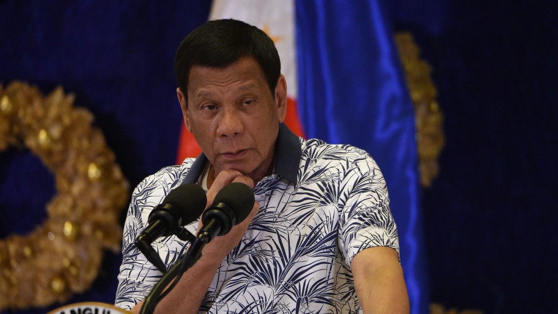 Duterte hace chistes sobre sexo en una sesión informativa sobre un tifón que mató al menos a 67 personas