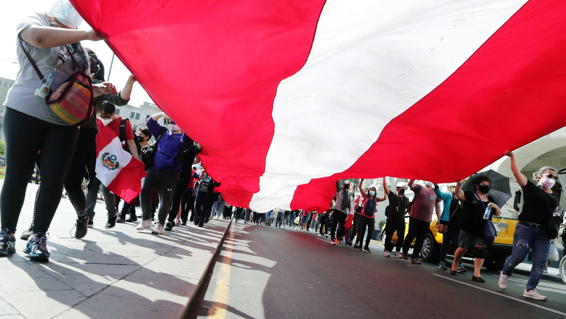 Peruanos se reúnen frente al Congreso para rendir homenaje a fallecidos en las protestas y por la votación del nuevo presidente interino