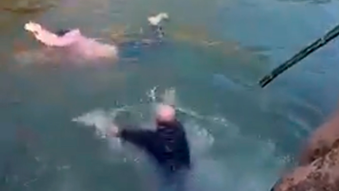 VIDEO: Un diplomático británico se lanza a un río en China para salvar a una mujer que se estaba ahogando