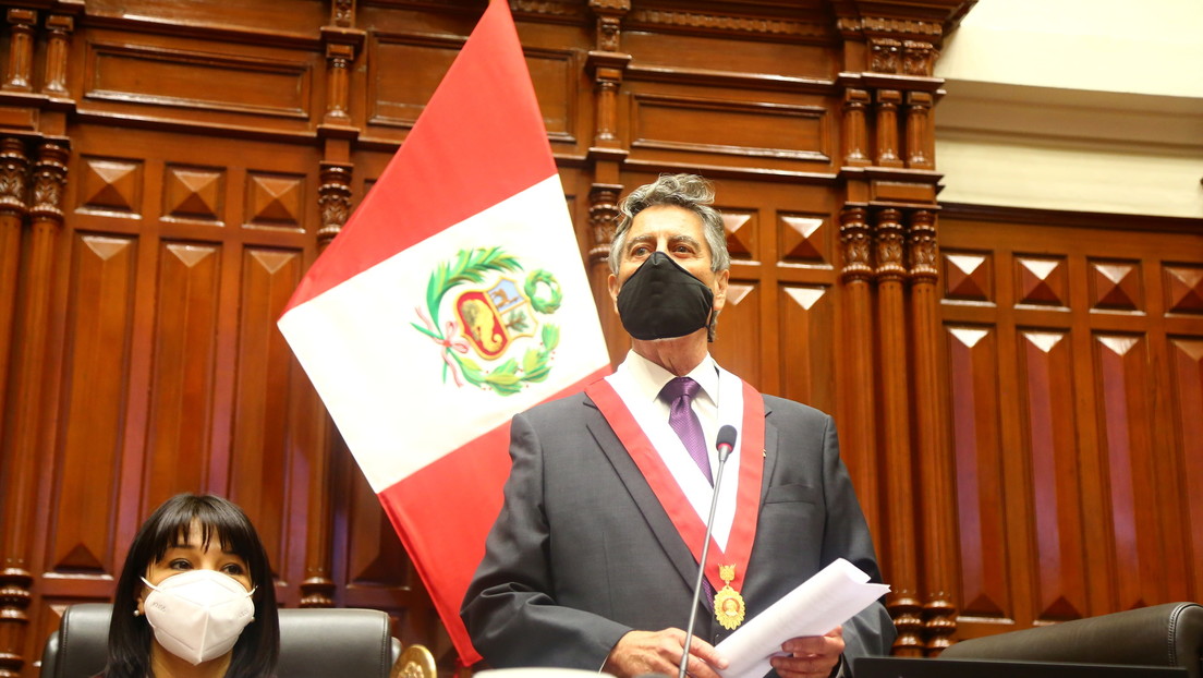 Francisco Sagasti se juramenta como presidente de Perú y es el tercero en ocupar el cargo en ocho días
