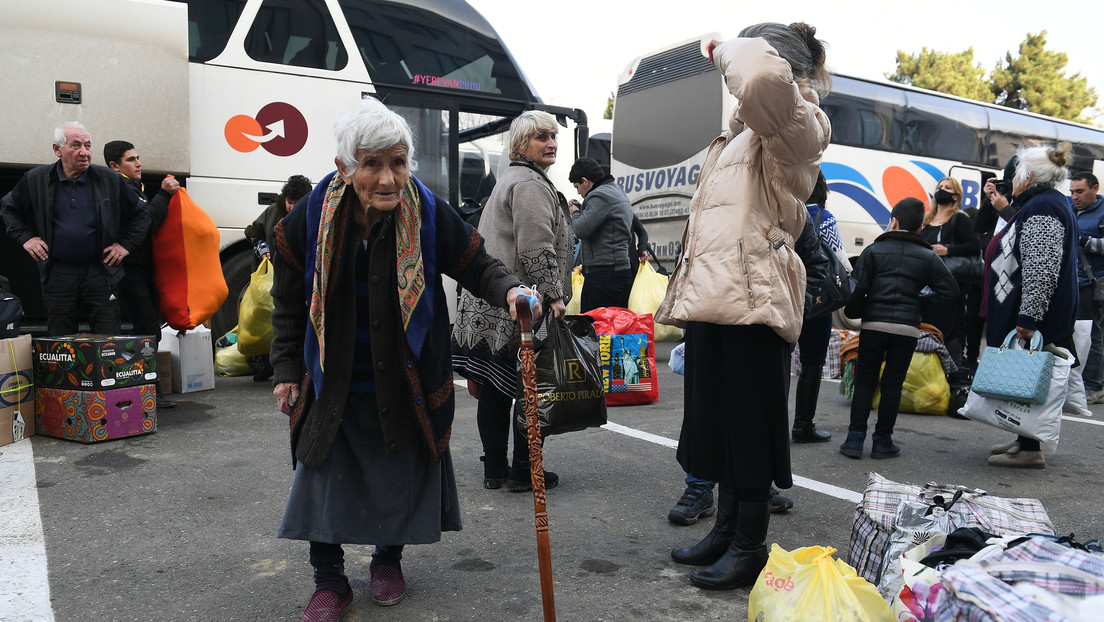 VIDEO: Refugiados acompañados por las fuerzas de paz rusas regresan a Nagorno Karabaj a través del corredor de Lachín