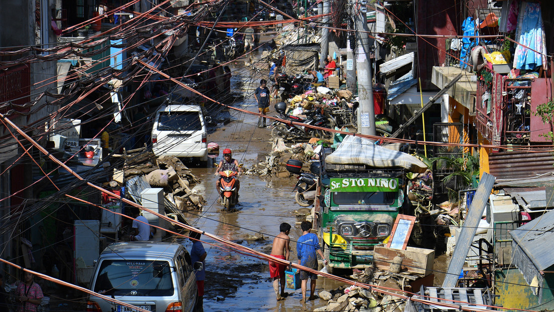 VIDEO: Un hombre camina sobre cables de alta tensión para recoger comida y alimentar a su familia durante las inundaciones en Filipinas