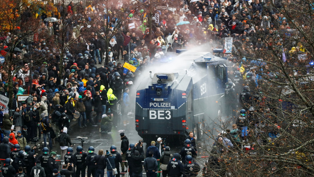 VIDEO: La Policía dispersa con cañones de agua las protestas de negacionistas frente al Consejo Federal de Alemania