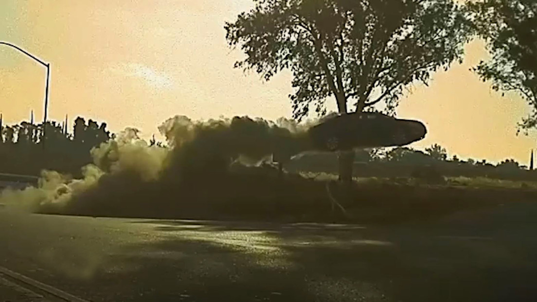 VIDEO: Captan el momento en el que un conductor distraído choca contra un terraplén y sale volando varios metros por los aires