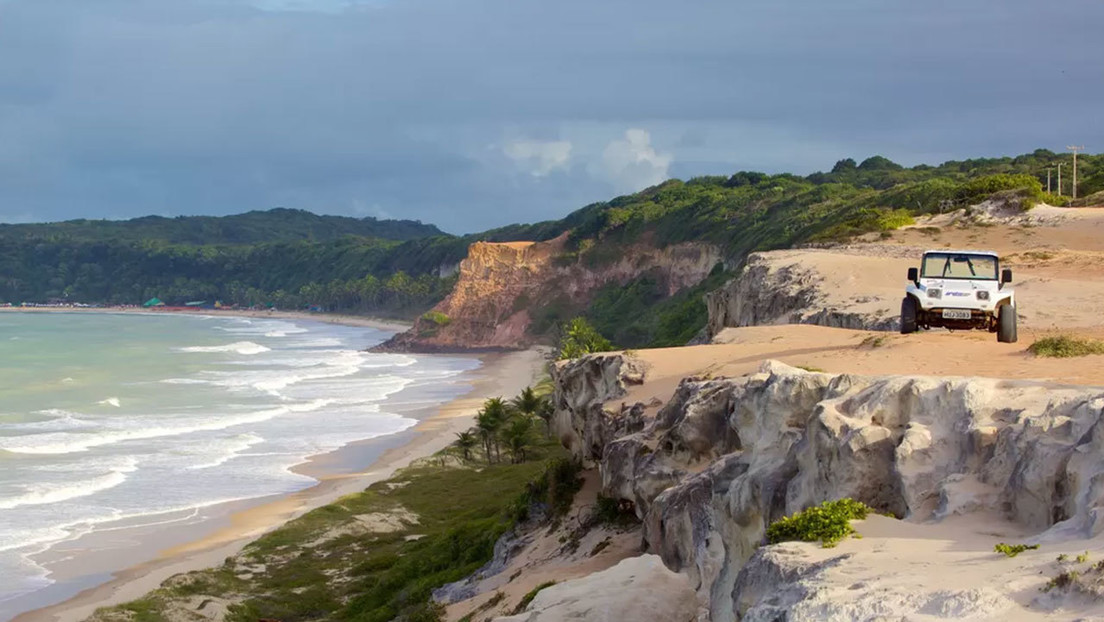 Una madre muere abrazada a su bebé de siete meses cuando intentaba protegerlo de un derrumbe en un acantilado en una playa de Brasil