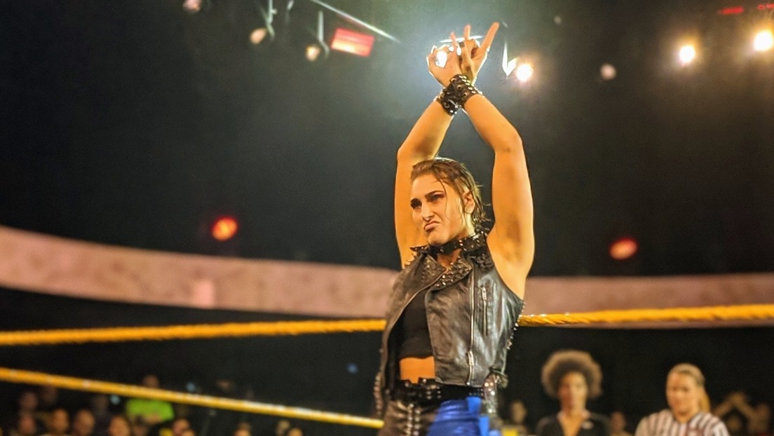 5 pendientes arrancados y trozos de oreja removidos: las duras consecuencias del acalorado combate de la luchadora Rhea Ripley por el título de NXT