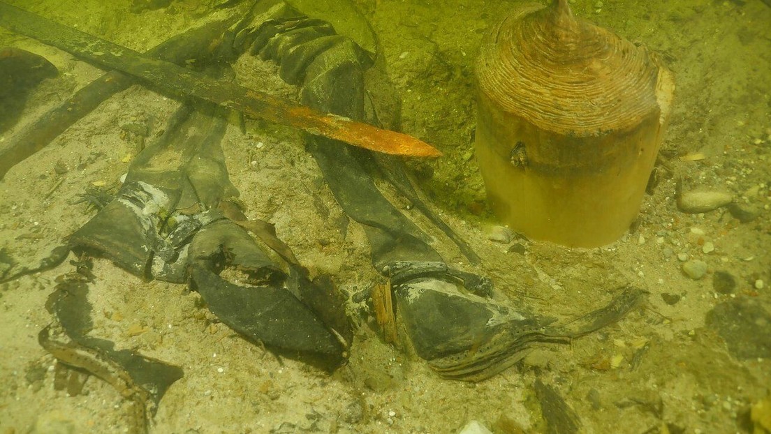 Hallan los restos de un guerrero medieval y sus armas en el fondo de un lago en Lituania
