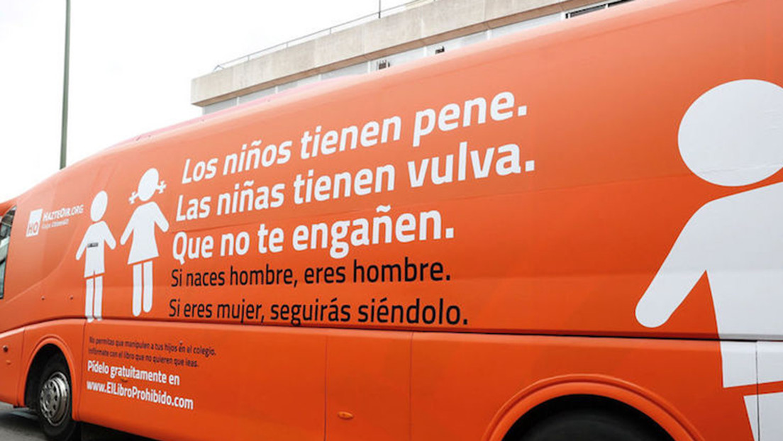 "Bus del odio": Indignación en Chile por el anuncio de que un autobús con frases homofóbicas volverá a circular por Santiago y Valparaíso