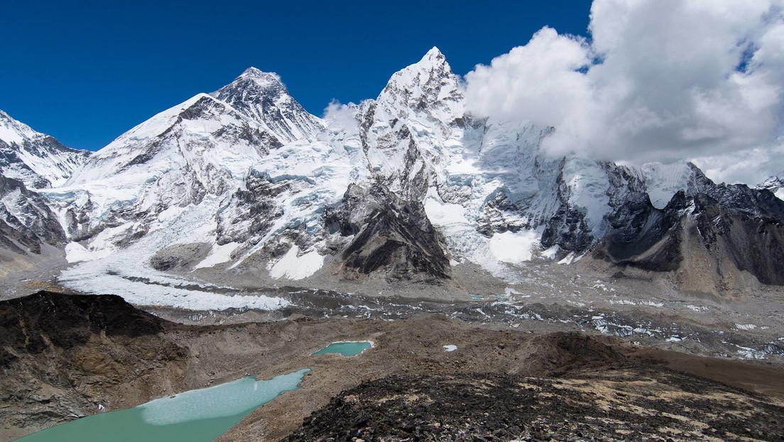 Hallan microplásticos en la 'zona de la muerte' del Monte Everest, la mayor altura jamás registrada donde se encontraron tales deshechos