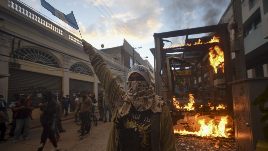 El Gobierno de Guatemala invoca la Carta Democrática de la OEA, luego de disturbios durante las protestas contra el presupuesto y el presidente