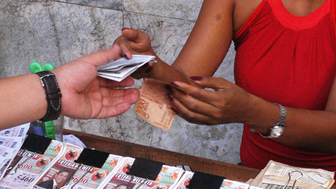 Un colombiano va a una farmacia y se convierte en multimillonario al ganar la lotería
