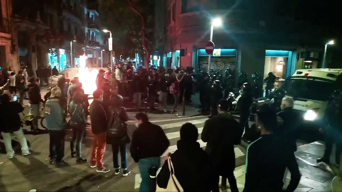 VIDEOS: Vecinos en lucha contra los desahucios echan a la Policía de un barrio de Barcelona