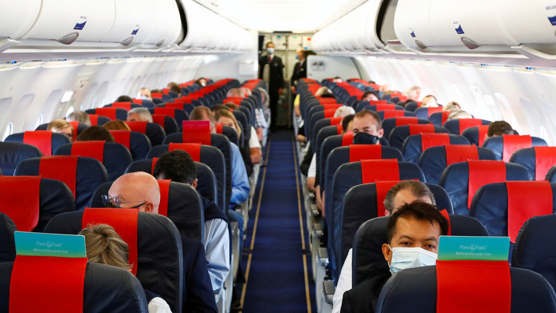 Un pasajero contagia de covid-19 a varias personas en un avión a pesar de obtener una prueba negativa a 48 horas del vuelo