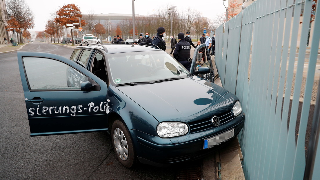 Un automóvil con la inscripción "malditos asesinos de niños y ancianos" choca contra la oficina de Angela Merkel (VIDEO, FOTOS)