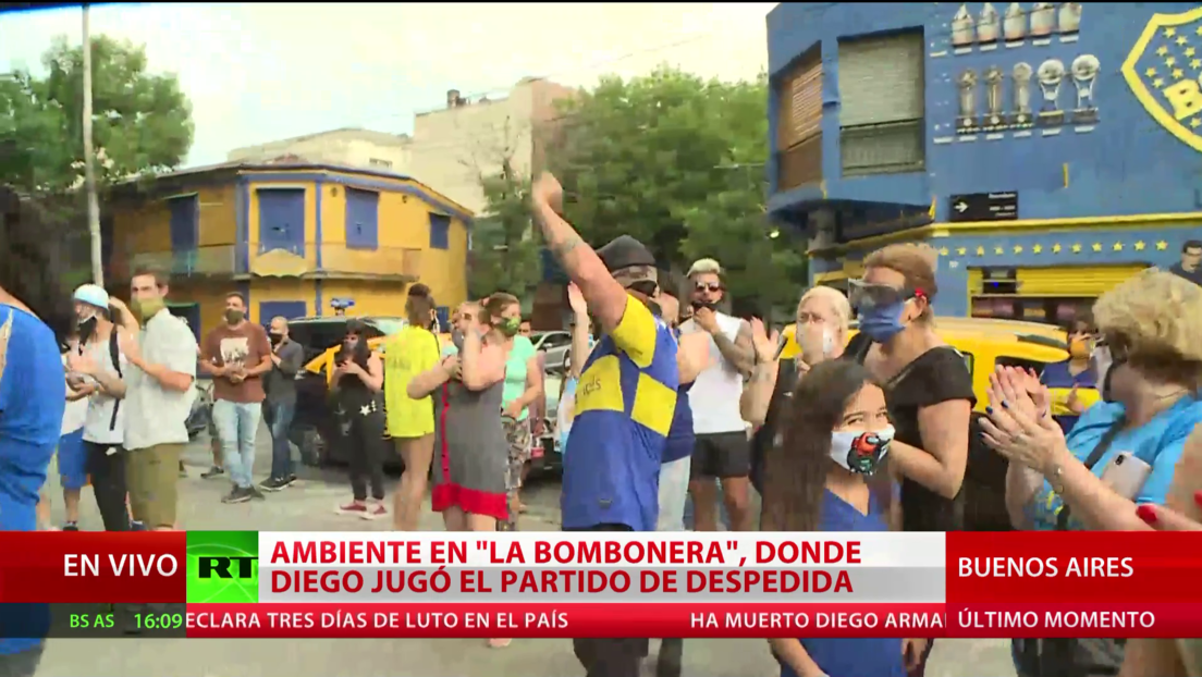 Decenas de personas se congregan en los alrededores del estadio la Bombonera para despedirse de Maradona