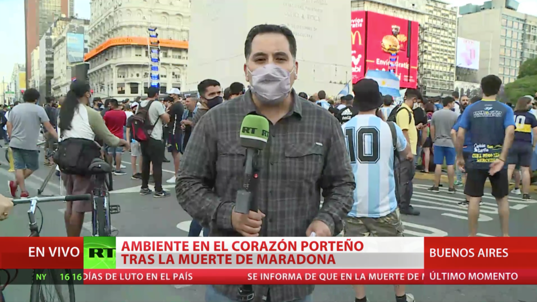 Cientos de argentinos se reúnen en el Obelisco de Buenos Aires para despedir a Maradona