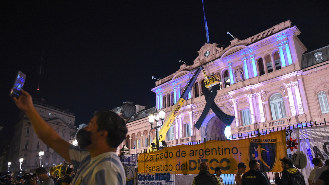 VIDEO: Hinchas de Maradona se reúnen en el Obelisco de Buenos Aires