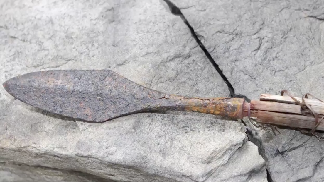 Encuentran un tesoro de flechas de 6.000 años de antigüedad en hielo derretido por el calentamiento global (VIDEO)