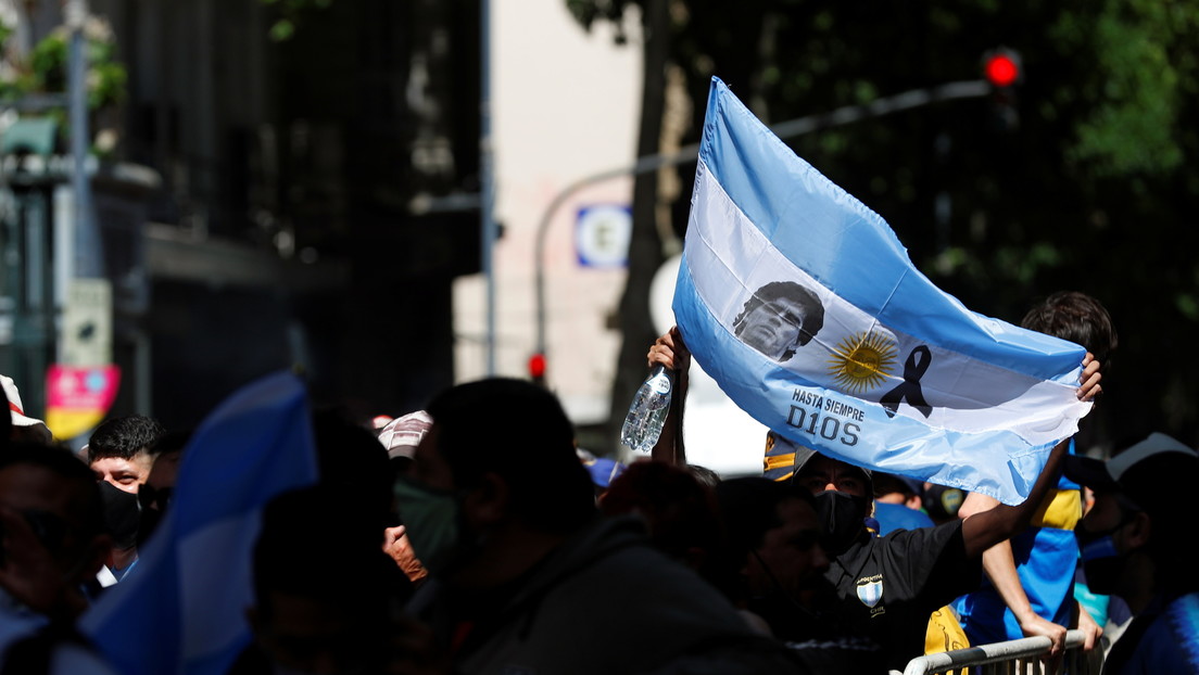 Cantos, flores, velas y lágrimas: la despedida de Maradona, el futbolista que sembró alegría en el pueblo