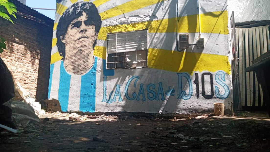 VIDEO: Vecinos de Villa Fiorito pintan un retrato de Maradona en la humilde casa de la infancia de su ídolo