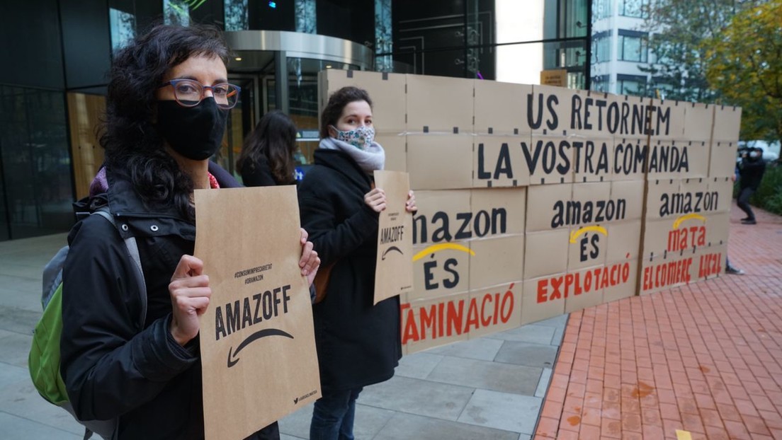 Activistas por el clima ocupan la sede de Amazon en Barcelona en protesta por el 'Black Friday'