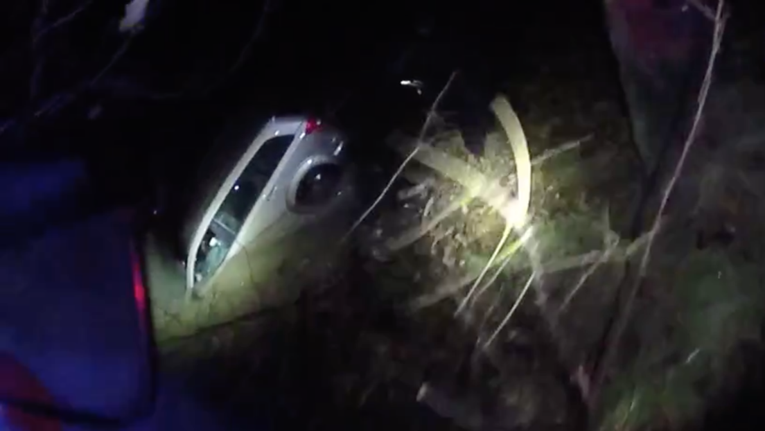 Policías salvan a una mujer 'in extremis' de un coche caído a un río (VIDEO)