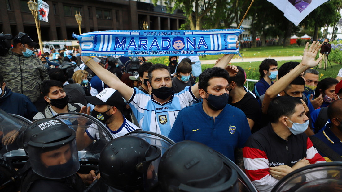 Extienden tres horas más el velatorio de Maradona