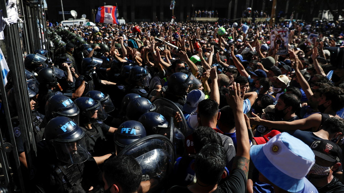 VIDEO: El momento en que los seguidores de Maradona rompen el cerco policial para ingresar al patio de la Casa Rosada