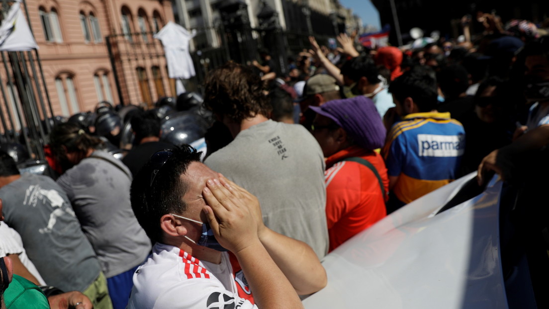 VIDEO: Tensión frente a Casa Rosada en el velorio de Maradona