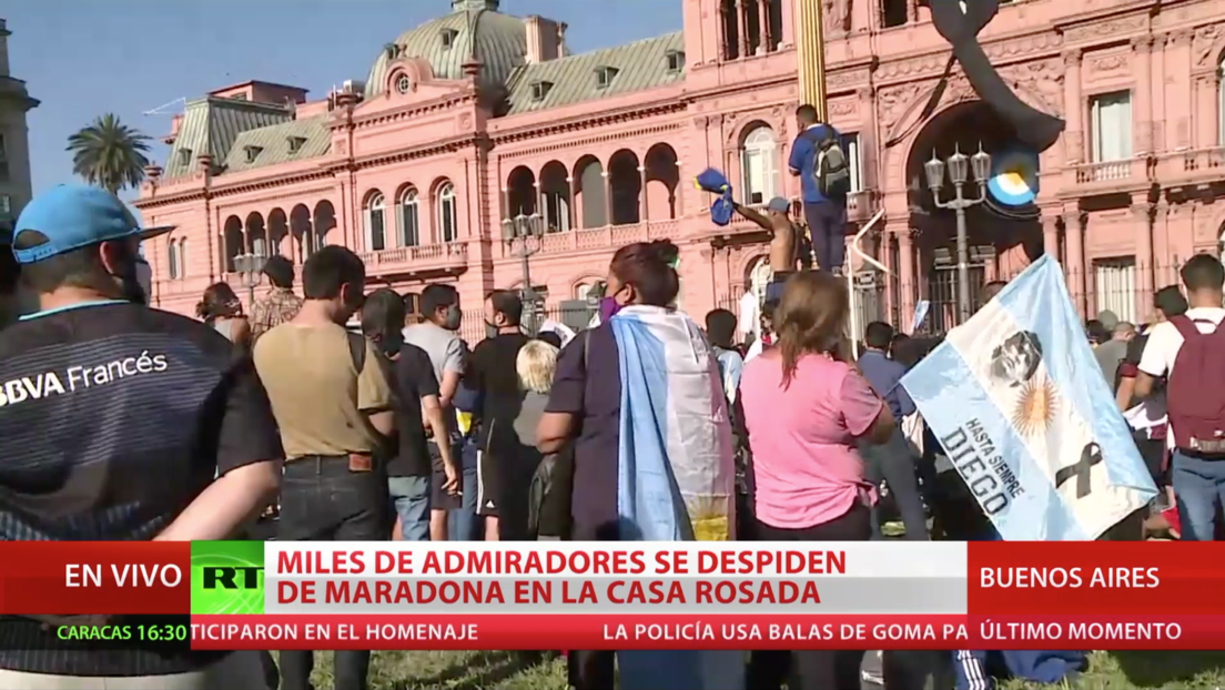 Testimonios de los admiradores congregados frente a la Casa Rosada para despedirse de Maradona