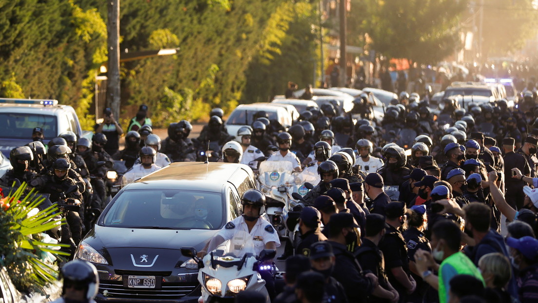 Disturbios y enfrentamientos entre hinchas y policías en el ingreso al cementerio donde será enterrado Diego Maradona