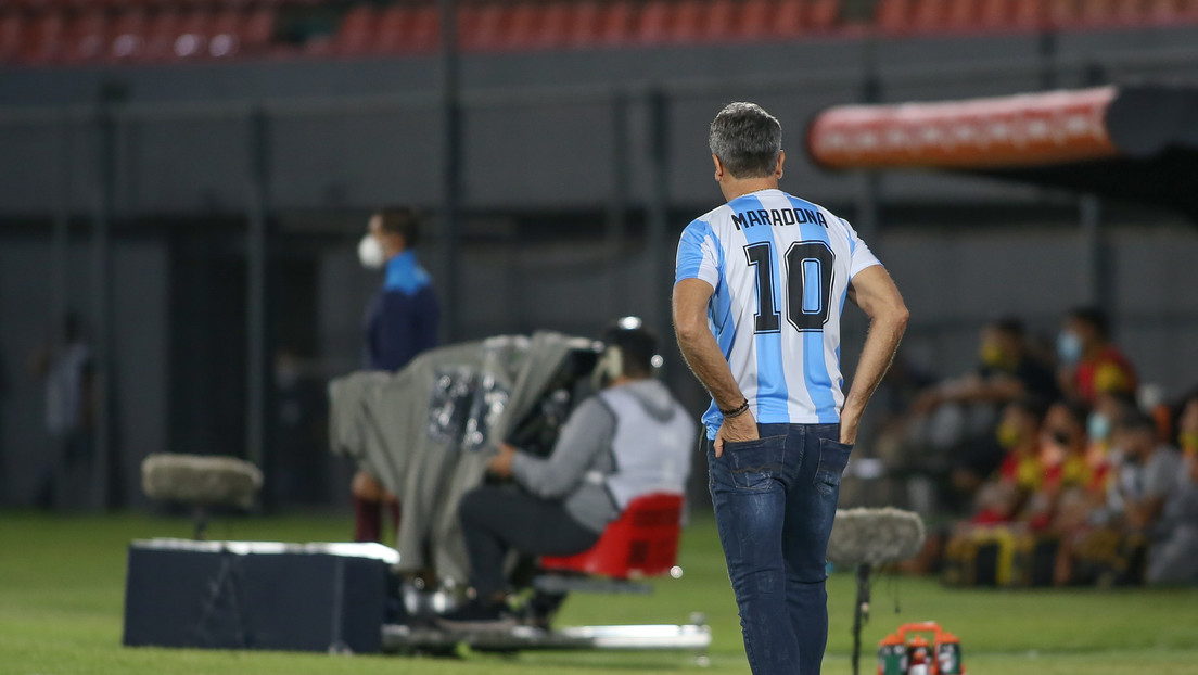 El entrenador del club brasileño Gremio viste la camiseta de Maradona en un partido de la Copa Libertadores