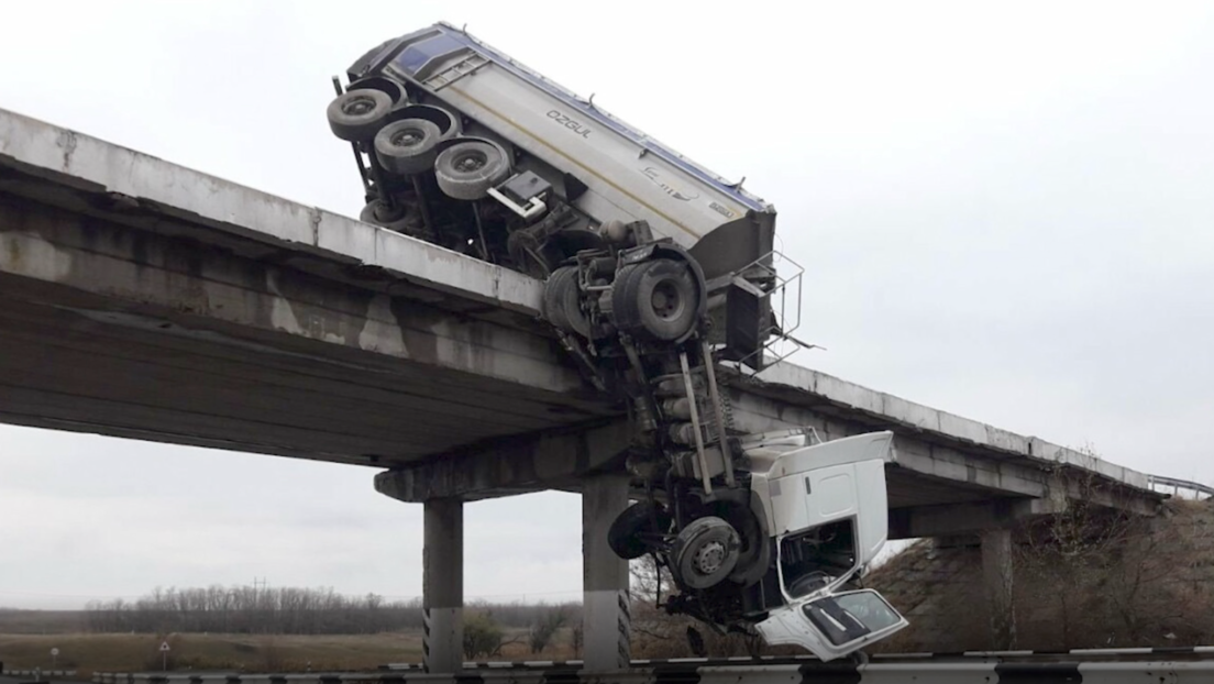 Un camión queda suspendido de un puente tras chocar contra una valla