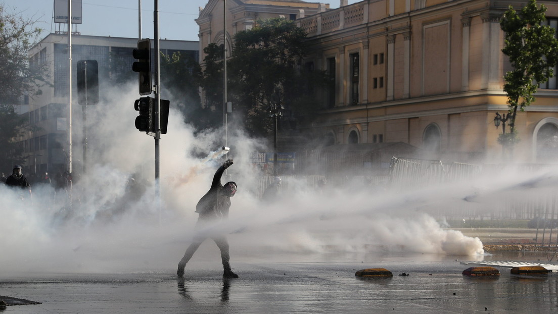 Manifestantes se enfrentan a la policía a metros de La Moneda en una nueva jornada de protestas en Chile