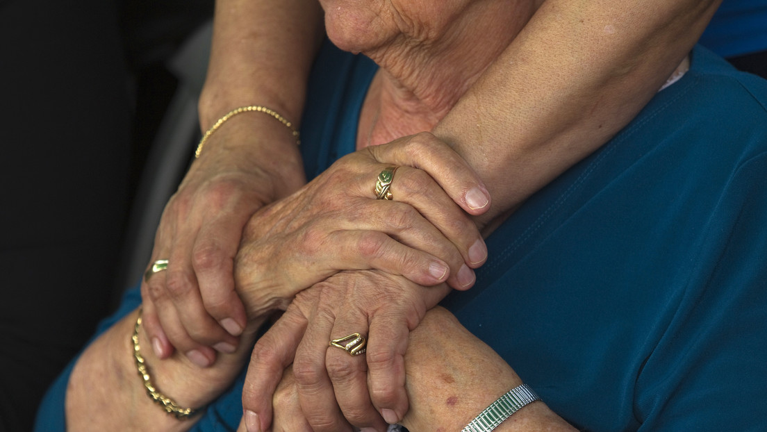 Una anciana de 81 años conoce a su bisnieto solo gracias a una 'cabina' a prueba de covid-19