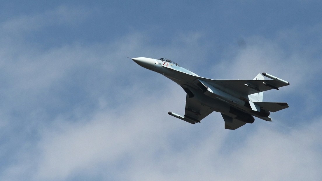 Un caza Su-27 ruso intercepta un avión estadounidense sobre el mar Negro