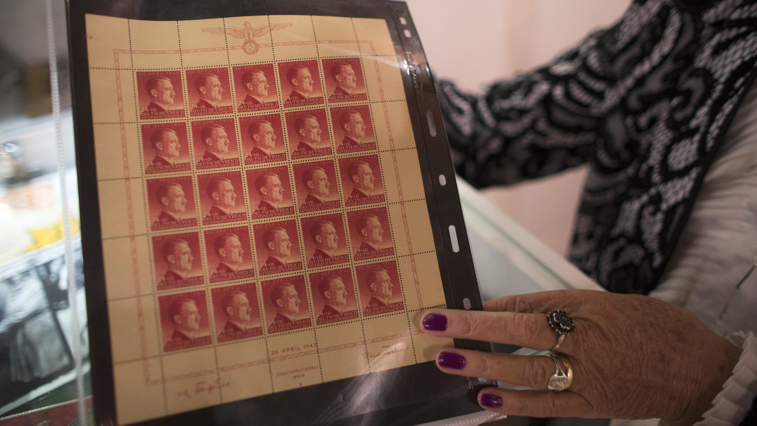 Retiran de quioscos sellos postales con la imagen de Hitler en una ciudad rusa ocupada por los nazis en la Segunda Guerra Mundial
