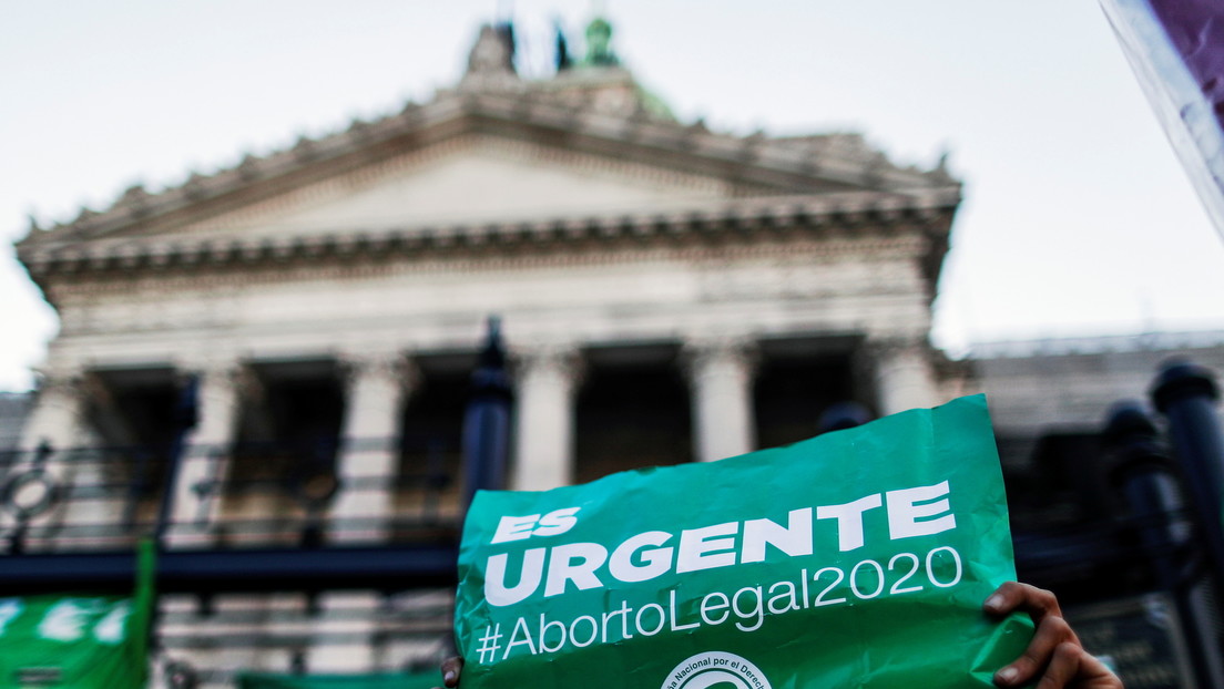 Manifestantes salen a las calles para protestar contra el proyecto de ley para legalizar el aborto en Argentina