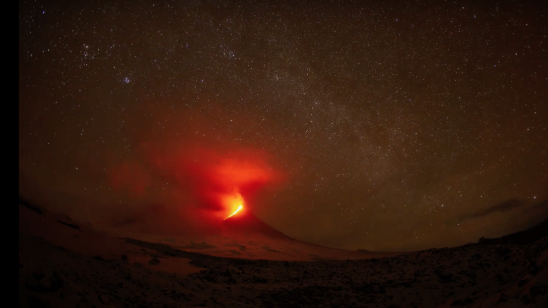 Fotógrafa capta la estela de un meteoro sobre un volcán en plena erupción (VIDEO, FOTO)