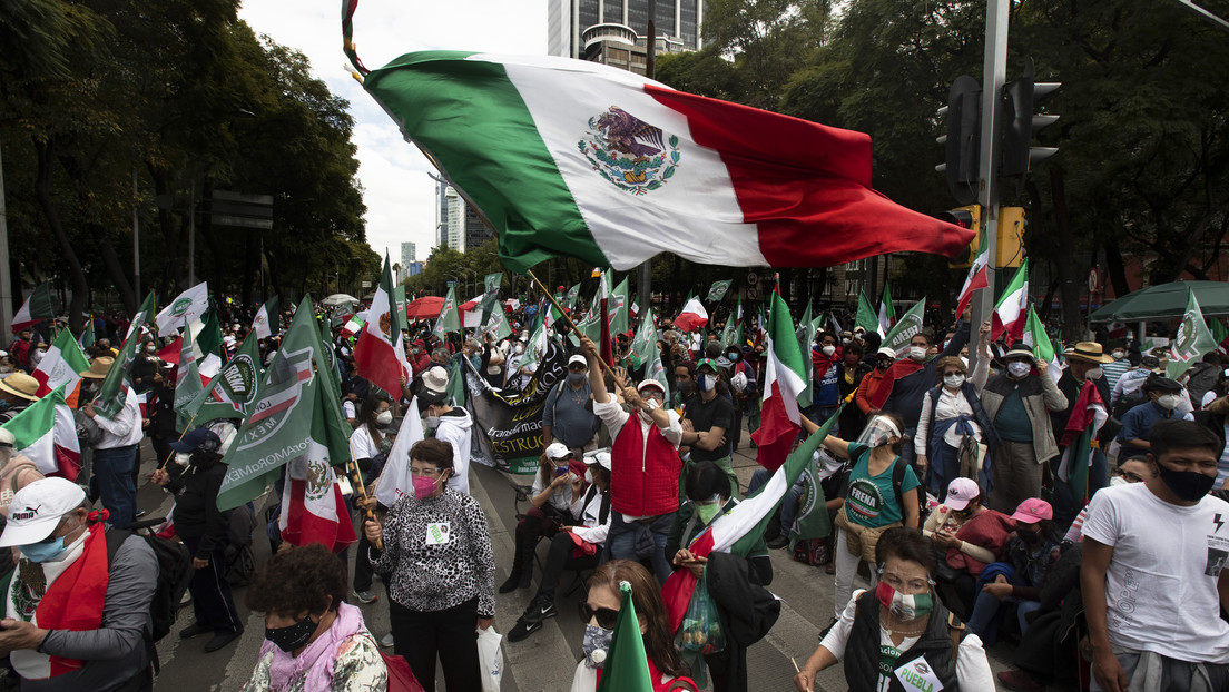 VIDEO: El coche de López Obrador es interceptado por manifestantes que exigen medicamentos para enfermos de cáncer
