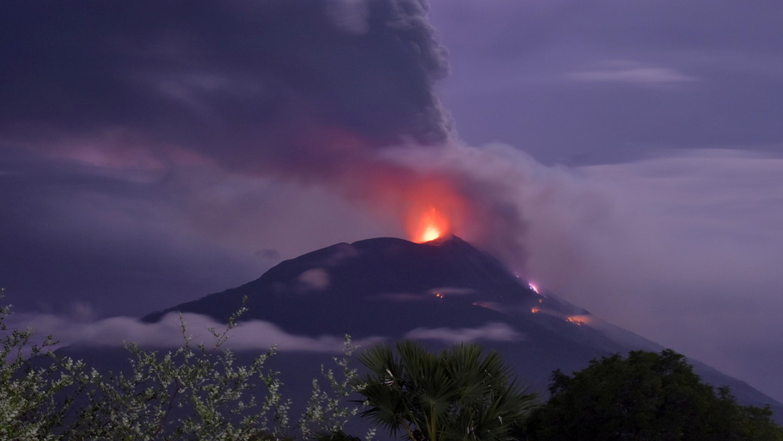 VIDEO: El volcán indonesio Lewotolo entra en erupción arrojando una columna de ceniza de 4 kilómetros