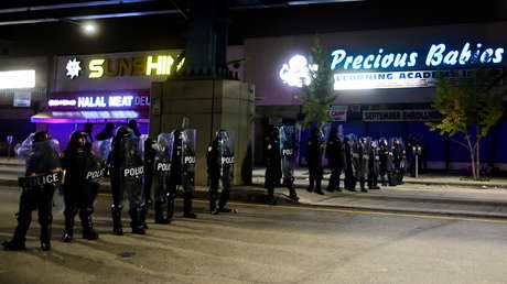 VIDEO: Policías golpean las ventanillas de un coche con una mujer y su bebé dentro en las protestas de Filadelfia