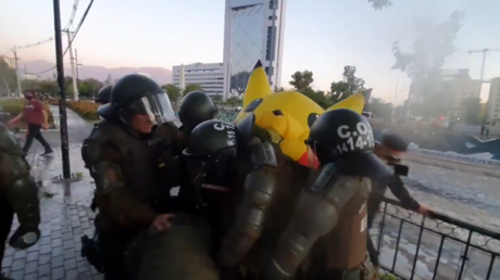 VIDEO: Carabineros detienen a una manifestante disfrazada de Pikachu durante una protesta en Santiago de Chile