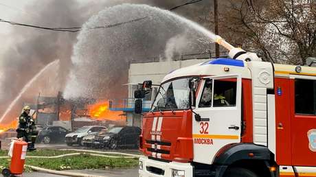 VIDEO: Se derrumba un depósito con cilindros de gas en Moscú tras varias explosiones registradas durante un incendio