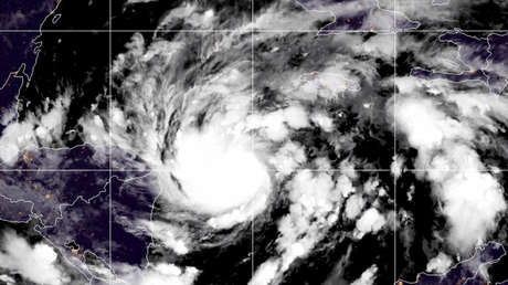 Eta se convierte en huracán y amenaza las costas de Honduras