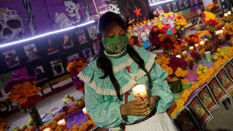 México celebra el tradicional Día de Muertos con cementerios cerrados por la pandemia de covid-19