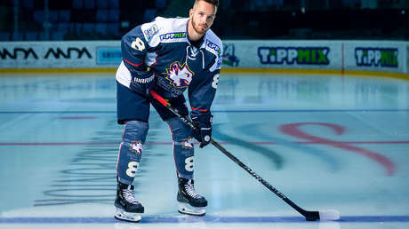 VIDEO: Un jugador de hockey rompe un enorme vidrio de protección celebrando su primer gol en la liga