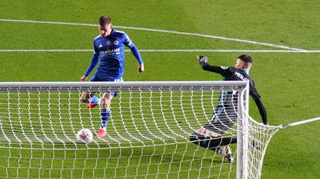 VIDEO: Un defensa 'ayuda' al rival a marcar uno de los goles más absurdos de la fecha en la Premier League inglesa