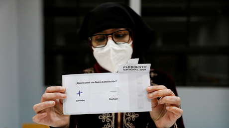 Independientes y expertos constitucionales: Un sondeo revela el perfil que prefieren los chilenos para que redacten la nueva Constitución