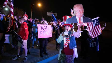 VIDEO: Los seguidores de Trump rezan por su victoria frente a los centros electorales de Nevada